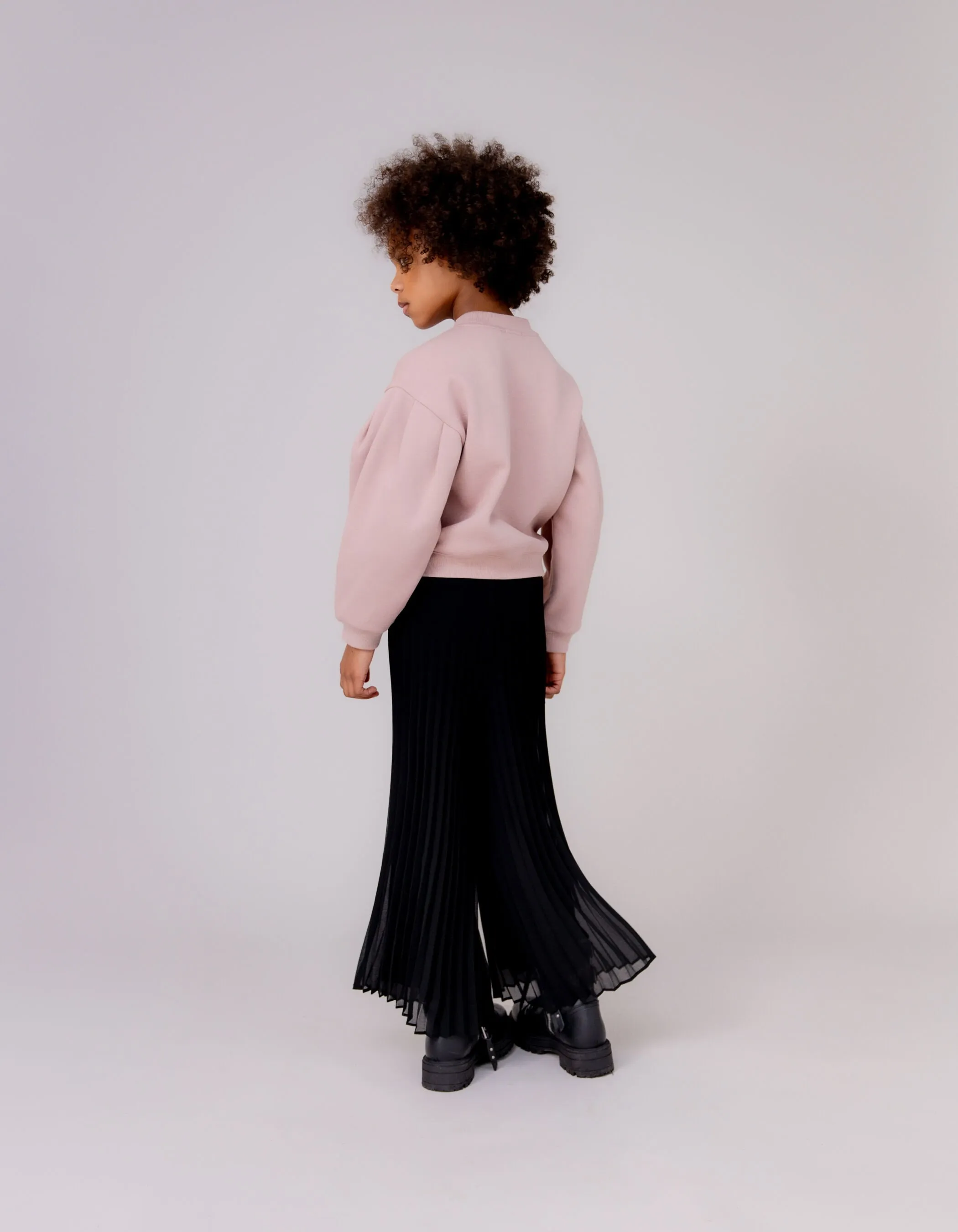 Black pleated wide leg pants girl.