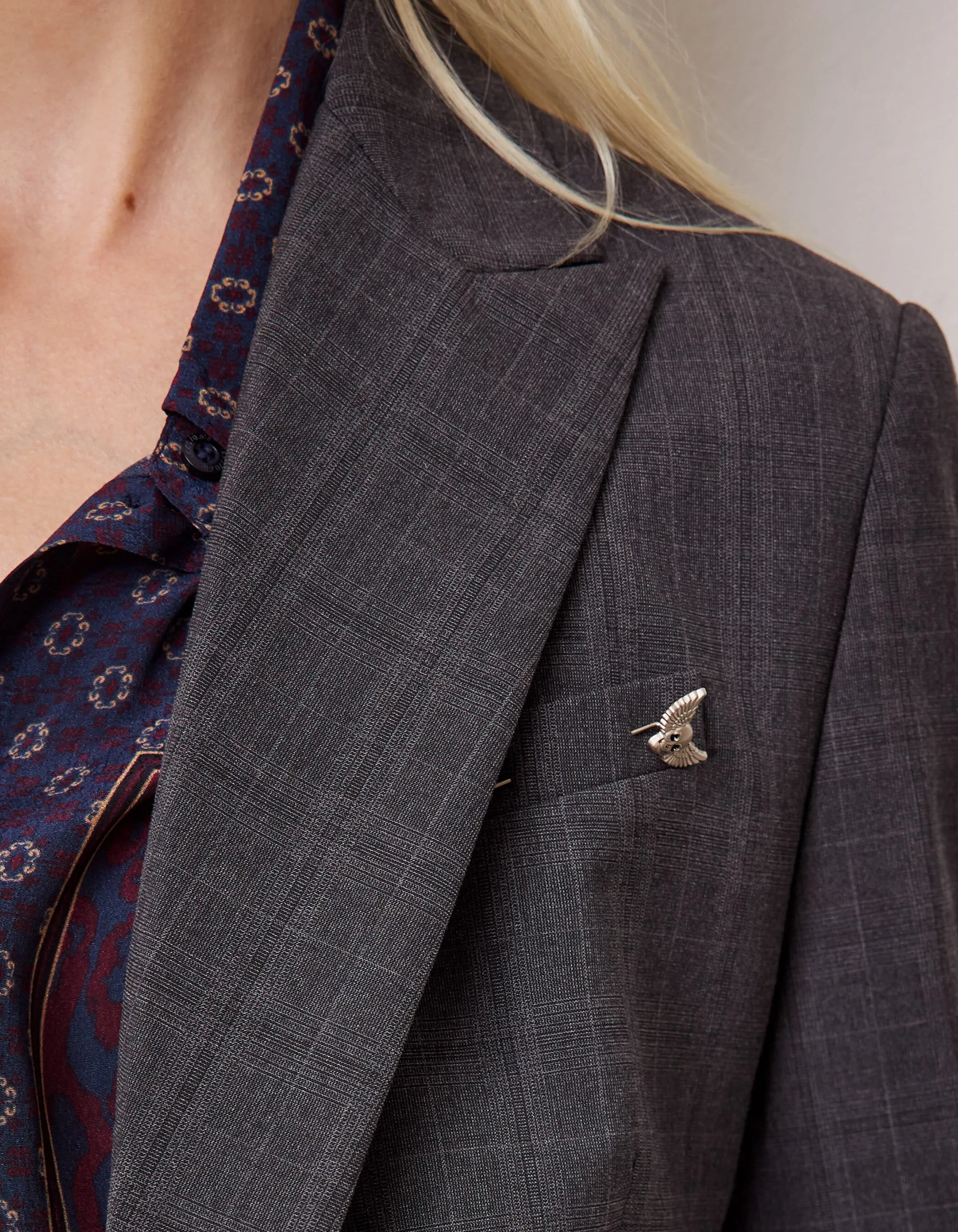 Gray checkered blazer with flap pockets for women.